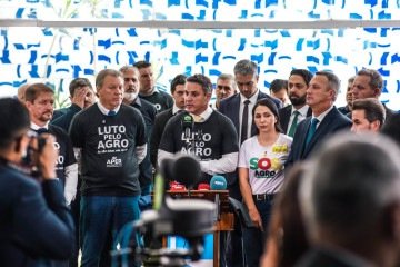 Durante o ato, o deputado Luciano Zucco (ao centro) destacou que a articulação agora se concentra no Senado, após a aprovação da proposta pela Câmara -  (crédito: Mateus Raugust)