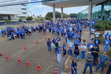 Servidores do Banco de Brasília (BRB) e representantes do Sindicato dos Bancários realizam, na manhã desta terça-feira (9/6), uma manifestação em frente à Câmara Legislativa do Distrito Federal (CLDF). -  (crédito: Ana Carolina Alves/CB/DA Press)