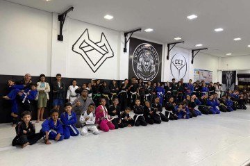 Glauber com seus atletas mirins - (crédito: Arquivo pessoal) Glauber com seus atletas mirins - (crédito: Arquivo pessoal)