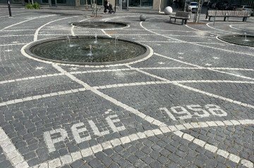 Entre as homenagens mais simbólicas está a presença do nome de Pelé gravado na instalação artística Stjärnskott, um grande mosaico urbano construído ao longo do espaço público -  (crédito: Roberto Fonseca/CB/D.A.Press)