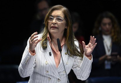 A alagoana aproveitou para defender o prefeito JHC, de quem é mãe, e criticar Calheiros: 