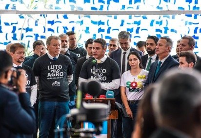 Durante o ato, o deputado Luciano Zucco (ao centro) destacou que a articulação agora se concentra no Senado, após a aprovação da proposta pela Câmara -  (crédito: Mateus Raugust) -Durante o ato, o deputado Luciano Zucco (ao centro) destacou que a articulação agora se concentra no Senado, após a aprovação da proposta pela Câmara -  (crédito: Mateus Raugust)