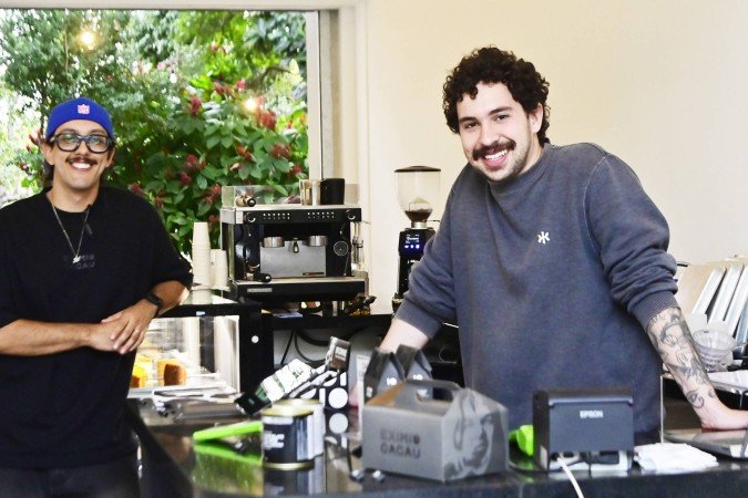 João Pedro Calheiros (D) e Victor Gandra na cafeteria Exímio Cacau, na Asa Sul
- (crédito: Ed Alves/CB/D.A Press) João Pedro Calheiros (D) e Victor Gandra na cafeteria Exímio Cacau, na Asa Sul
- (crédito: Ed Alves/CB/D.A Press)