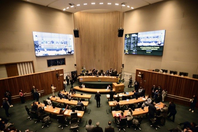 Proposta foi aprovada com 11 votos favoráveis, nove contrários e uma abstenção. PT pretende judicializar o projeto, por meio de uma representação ao TJDFT