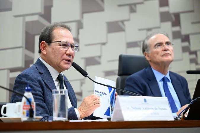 Mesa:
presidente do Banco de Brasília (BRB), Nelson Antônio de Souza, em pronunciamento;
presidente da CAE, senador Renan Calheiros (MDB-AL).

Foto: Andressa Anholete/Agência Senado
    