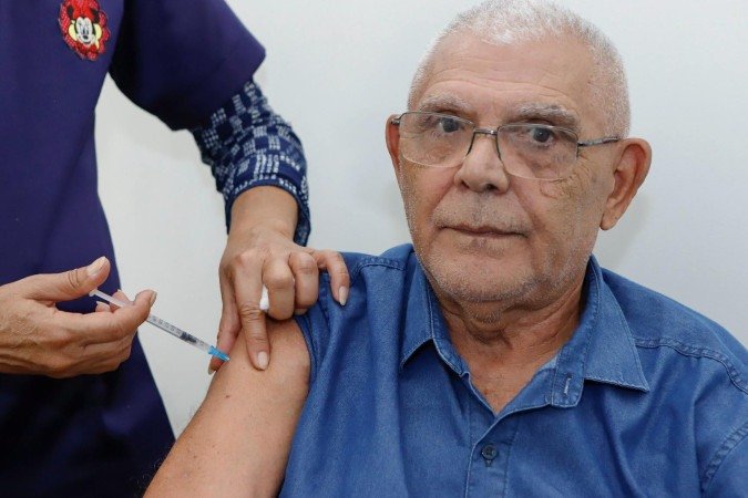 A vacinação é crucial na prevenção de doenças respiratórias como gripe e covid-19, protegendo especialmente grupos de risco - (crédito: Divulgação/SES-DF) A vacinação é crucial na prevenção de doenças respiratórias como gripe e covid-19, protegendo especialmente grupos de risco - (crédito: Divulgação/SES-DF)