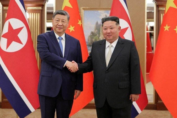 Xi Jinping e Kim Jong-un plantaram um abeto, um tipo de pinheiro, como símbolo da amizade duradoura entre os dois países - (crédito: Xinhua) Xi Jinping e Kim Jong-un plantaram um abeto, um tipo de pinheiro, como símbolo da amizade duradoura entre os dois países - (crédito: Xinhua)