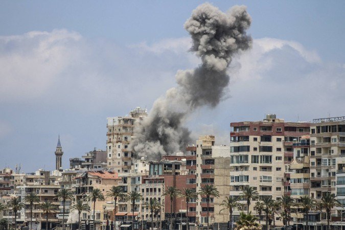 Fumaça sobe após um ataque aéreo israelense em Tiro, em 9 de junho de 2026 - (crédito: KAWANT HAJU / AFP) Fumaça sobe após um ataque aéreo israelense em Tiro, em 9 de junho de 2026 - (crédito: KAWANT HAJU / AFP)