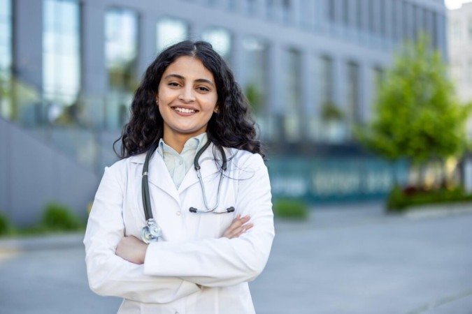 Escolher a especialidade médica vai além da formação e envolve autoconhecimento e decisão consciente (Imagem: voronaman | Shutterstock) - (crédito: EdiCase) Escolher a especialidade médica vai além da formação e envolve autoconhecimento e decisão consciente (Imagem: voronaman | Shutterstock) - (crédito: EdiCase)