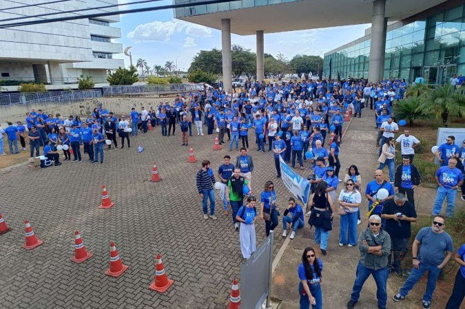 Servidores do Banco de Brasília (BRB) e representantes do Sindicato dos Bancários realizam, na manhã desta terça-feira (9/6), uma manifestação em frente à Câmara Legislativa do Distrito Federal (CLDF). - (crédito: Ana Carolina Alves/CB/DA Press) Servidores do Banco de Brasília (BRB) e representantes do Sindicato dos Bancários realizam, na manhã desta terça-feira (9/6), uma manifestação em frente à Câmara Legislativa do Distrito Federal (CLDF). - (crédito: Ana Carolina Alves/CB/DA Press)