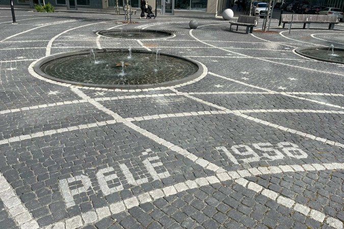 Entre as homenagens mais simbólicas está a presença do nome de Pelé gravado na instalação artística Stjärnskott, um grande mosaico urbano construído ao longo do espaço público - (crédito: Roberto Fonseca/CB/D.A.Press) Entre as homenagens mais simbólicas está a presença do nome de Pelé gravado na instalação artística Stjärnskott, um grande mosaico urbano construído ao longo do espaço público - (crédito: Roberto Fonseca/CB/D.A.Press)