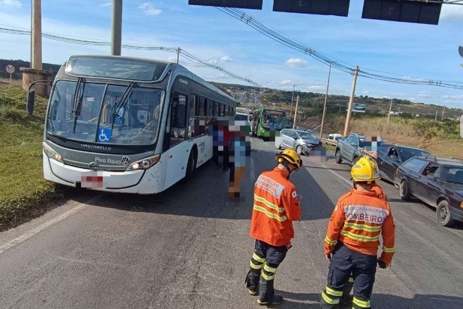 Colisão entre um ônibus e quatro carros travou trânsito na descida do Colorado - (crédito: Divulgação/CBMDF) Colisão entre um ônibus e quatro carros travou trânsito na descida do Colorado - (crédito: Divulgação/CBMDF)