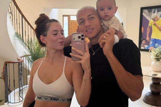 Na imagem, pai do bebê, ex-gra e o bebê. A brincadeira tomou proporções enormes e foi usada até para cobrar a convocação do atleta para a Seleção.
- (crédito: reprodução/@richarlison) Na imagem, pai do bebê, ex-gra e o bebê. A brincadeira tomou proporções enormes e foi usada até para cobrar a convocação do atleta para a Seleção.
- (crédito: reprodução/@richarlison)
