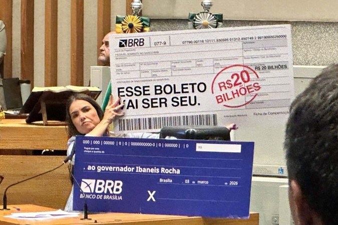 Paula Belmonte levou à tribuna um cheque em branco e um boleto impressos em cartazes gigantes - (crédito: Mila Ferreira/CB/D.A Press) Paula Belmonte levou à tribuna um cheque em branco e um boleto impressos em cartazes gigantes - (crédito: Mila Ferreira/CB/D.A Press)