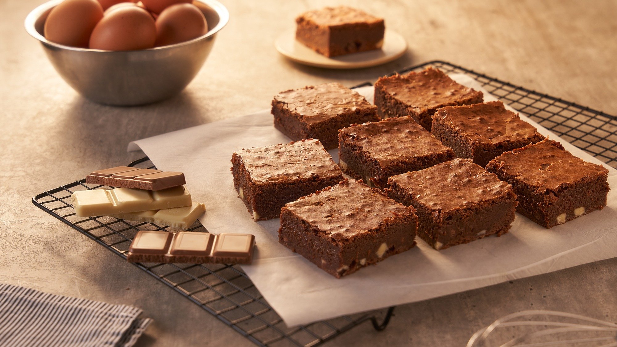 Prepare o brownie de três chocolates para o Dia dos Namorados, uma sobremesa com ovos e diferentes tipos de chocolate. - (crédito: Divulgação) Prepare o brownie de três chocolates para o Dia dos Namorados, uma sobremesa com ovos e diferentes tipos de chocolate. - (crédito: Divulgação)
