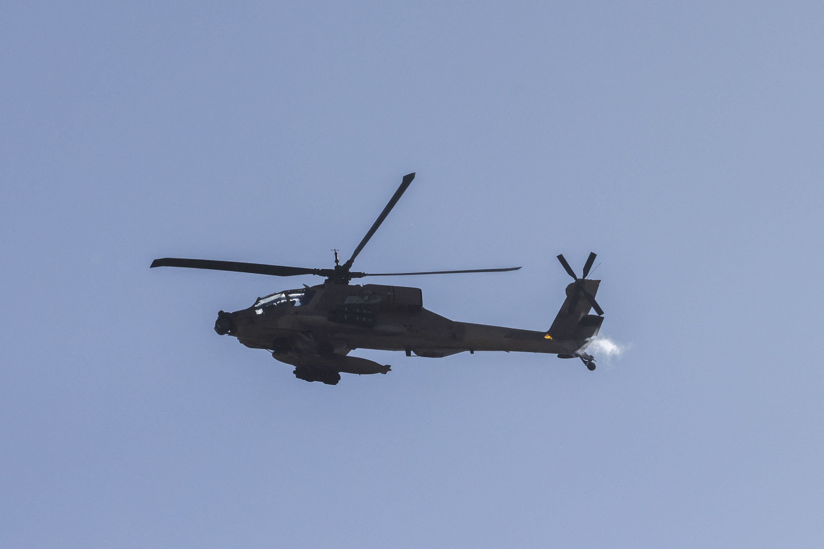 Helic&oacute;ptero Apache AH-64 da For&ccedil;a A&eacute;rea Israelense, no norte de Israel 
