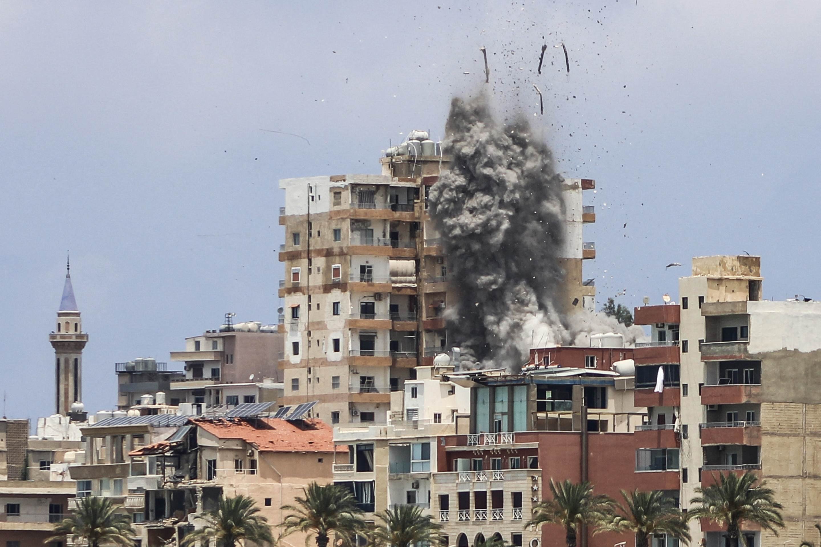Fuma&ccedil;a e destro&ccedil;os ap&oacute;s bombardeio a pr&eacute;dio na cidade libanesa de Tyro, &agrave;s margens do Mar Mediterr&acirc;neo 