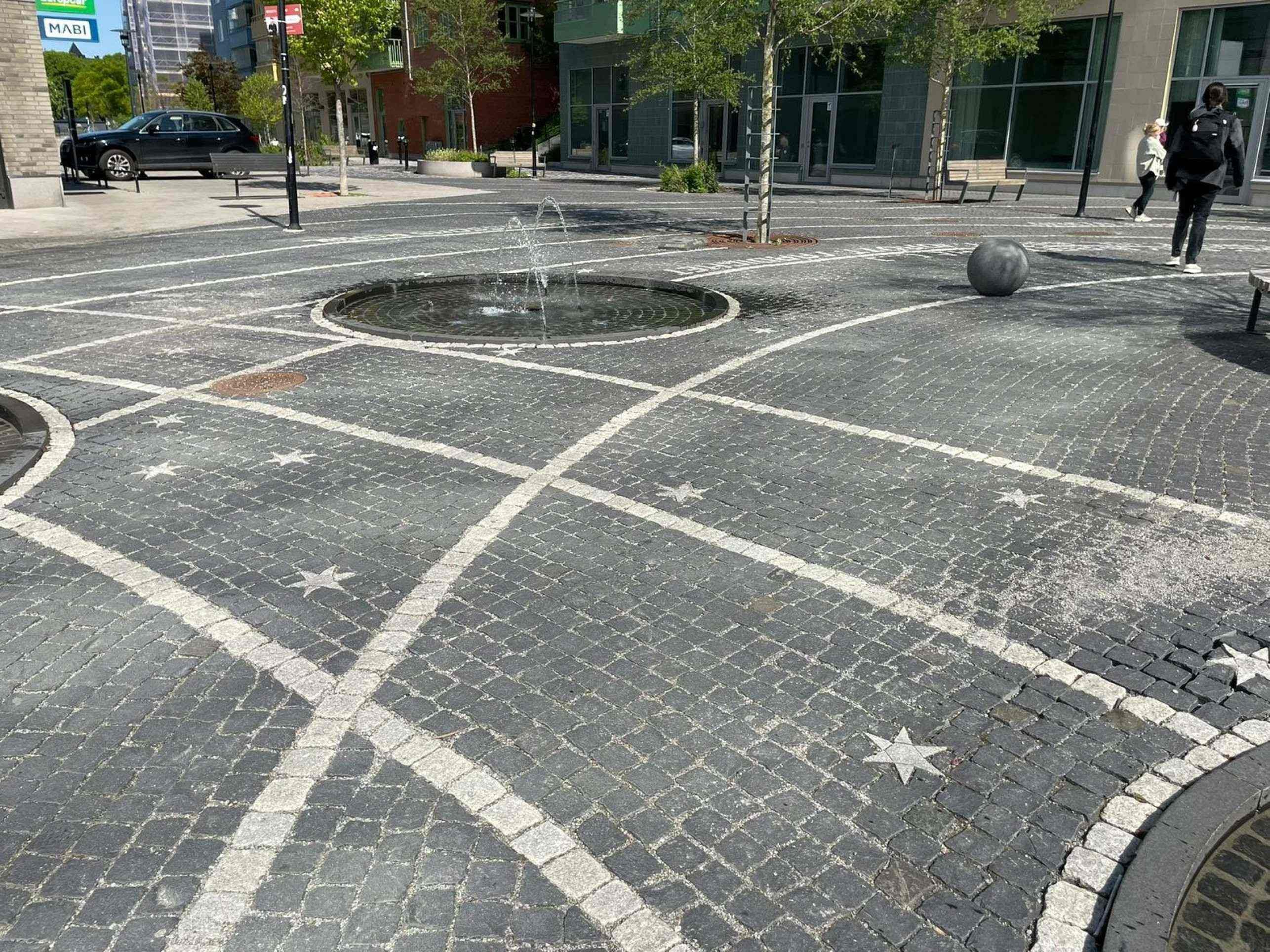 Espa&ccedil;o de conviv&ecirc;ncia urbana em Solna, nas cercanias de Estocolmo