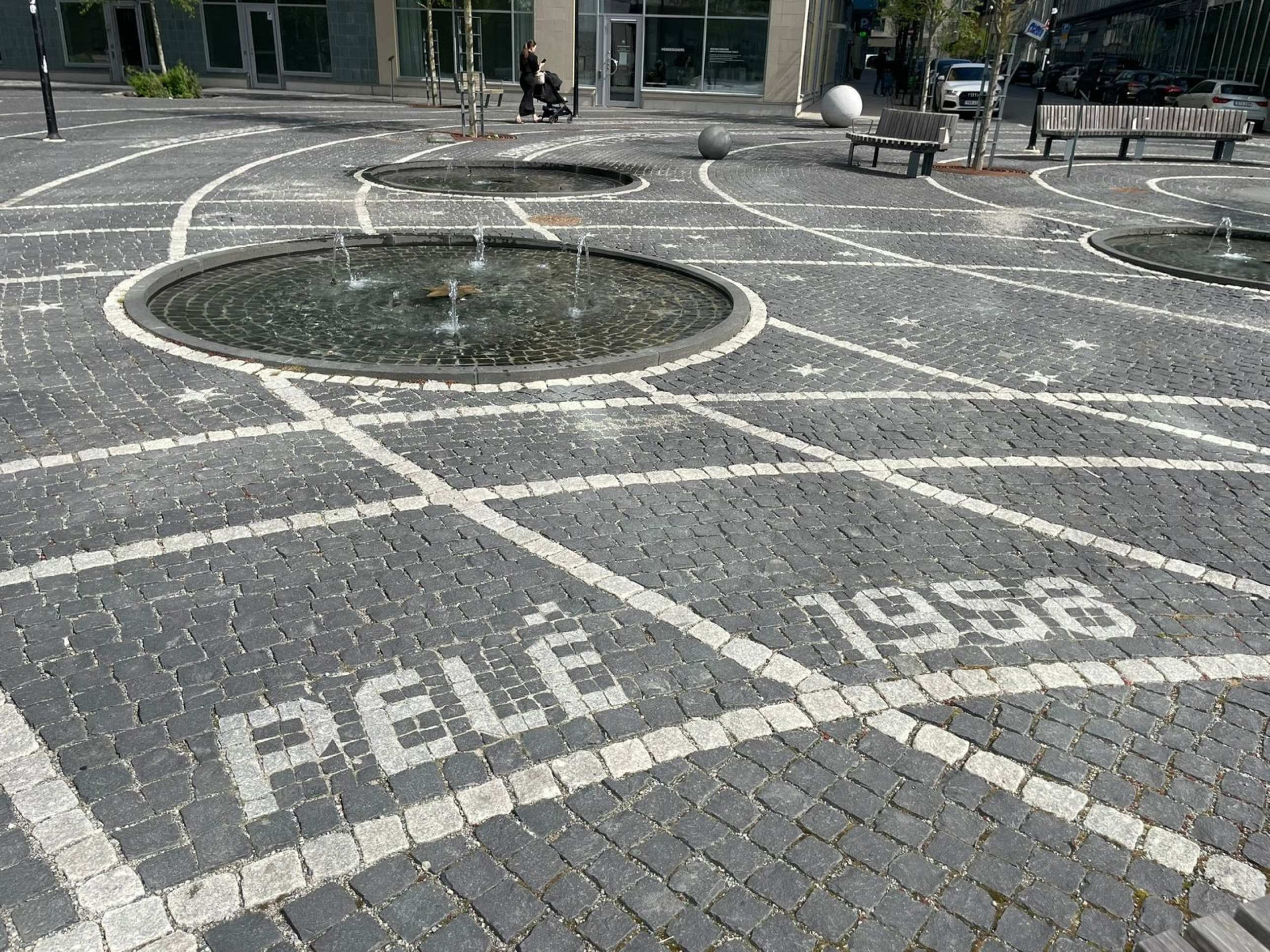 Entre as homenagens mais simb&oacute;licas est&aacute; a presen&ccedil;a do nome de Pel&eacute; gravado na instala&ccedil;&atilde;o art&iacute;stica Stj&auml;rnskott, um grande mosaico urbano constru&iacute;do ao longo do espa&ccedil;o p&uacute;blico