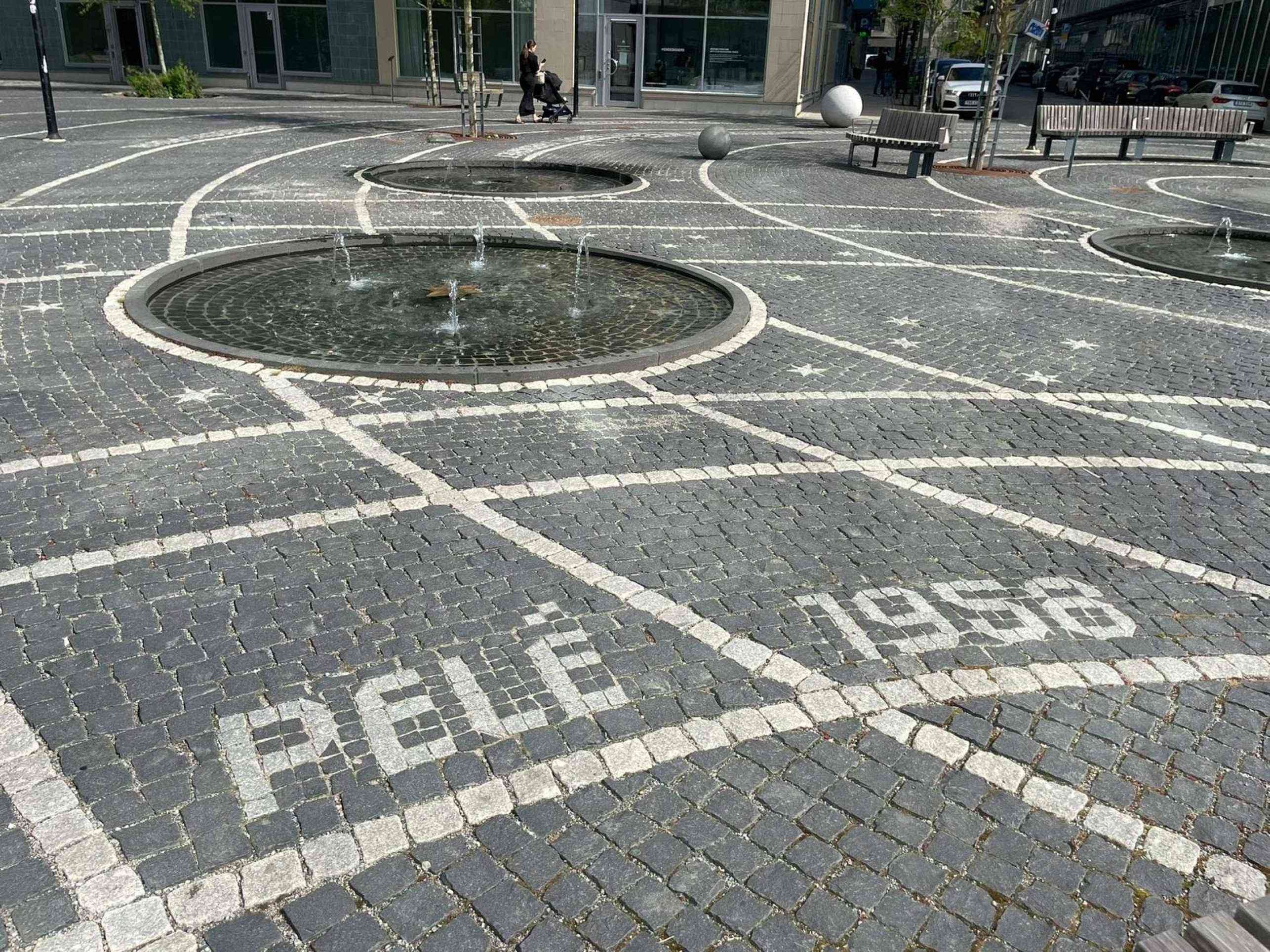 Entre as homenagens mais simb&oacute;licas est&aacute; a presen&ccedil;a do nome de Pel&eacute; gravado na instala&ccedil;&atilde;o art&iacute;stica Stj&auml;rnskott, um grande mosaico urbano constru&iacute;do ao longo do espa&ccedil;o p&uacute;blico