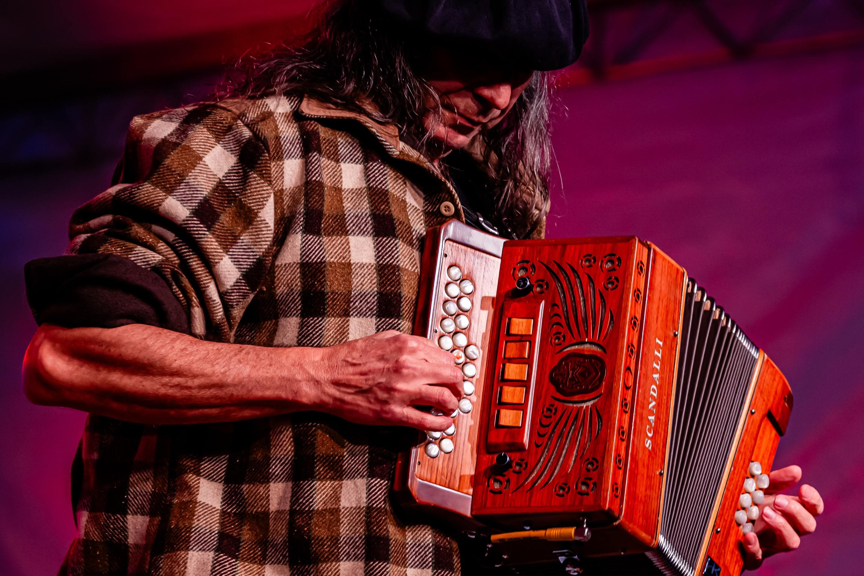 Acordeonista Renato Borghetti faz tributo a Raul Barboza no Clube do Choro