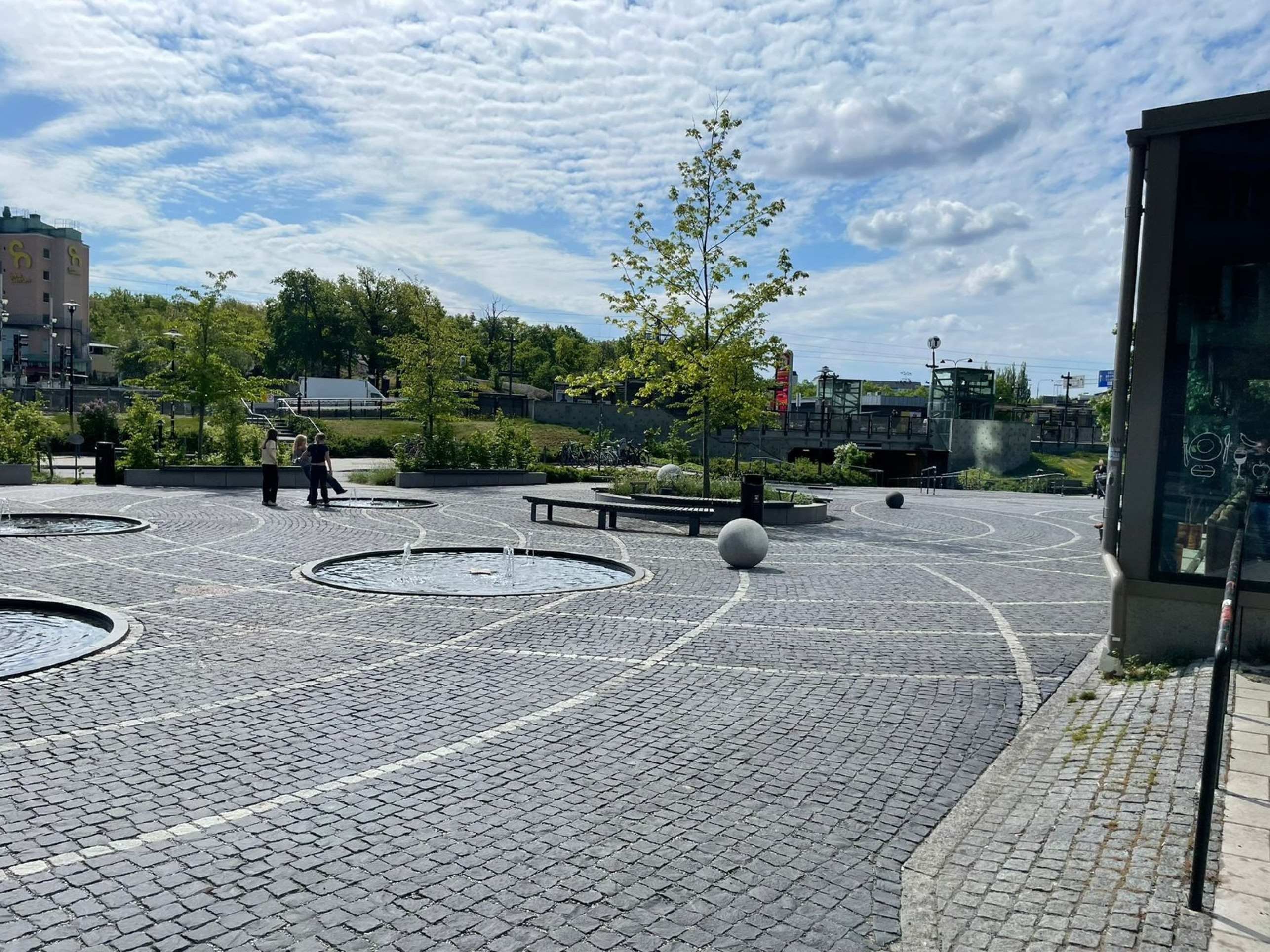 Espa&ccedil;o de conviv&ecirc;ncia urbana em Solna, nas cercanias de Estocolmo