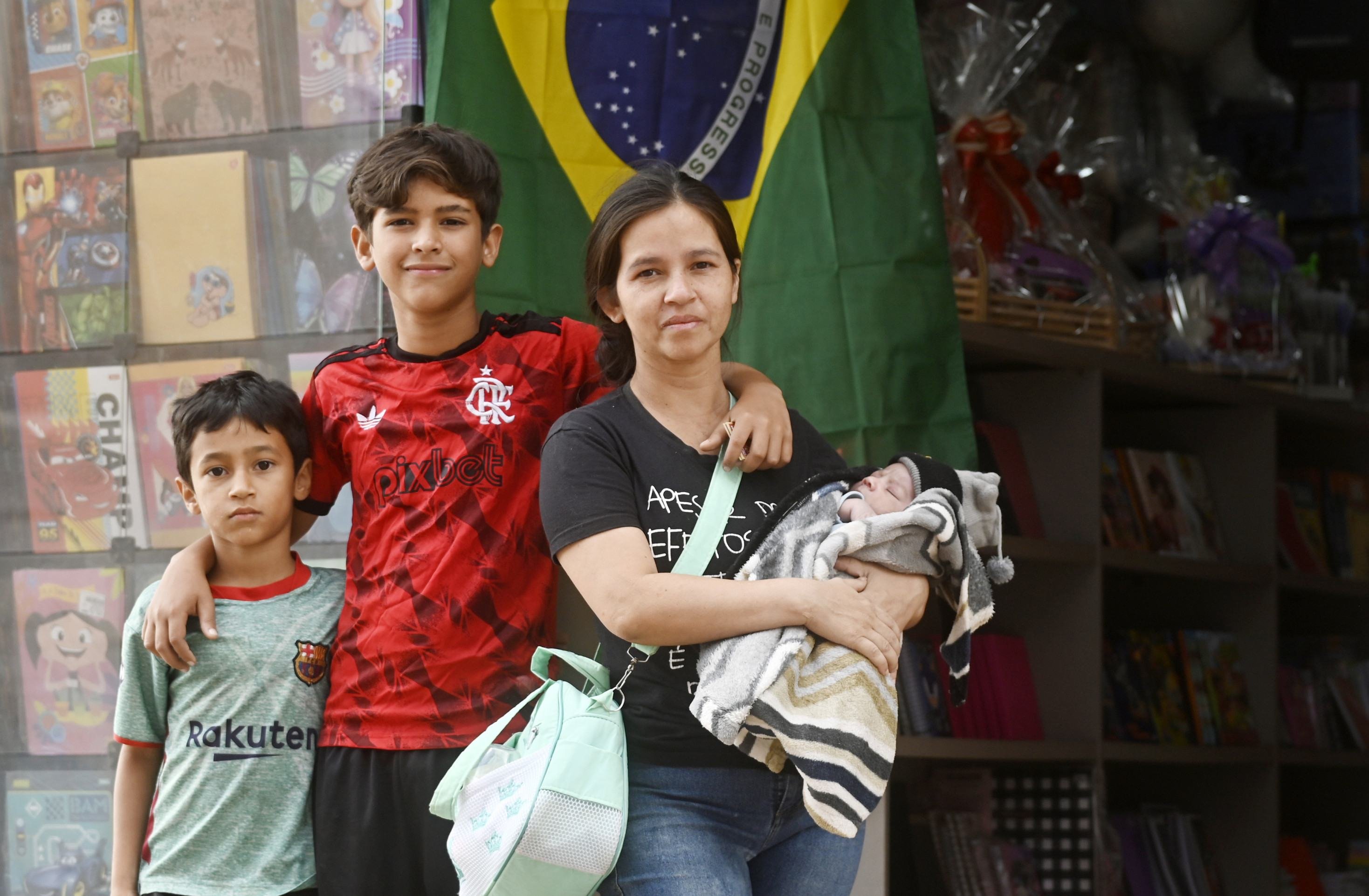  10.06.2026 Ed Alves CB/DA Press. Decora&ccedil;&atilde;o na rua para a copa 2026 na estrutural, Mae gleici Kelly Nascimento e os filhos davi Nascimento (maior) e o irmao Matheus Nascimento , Garoto camisa do brasil Davi