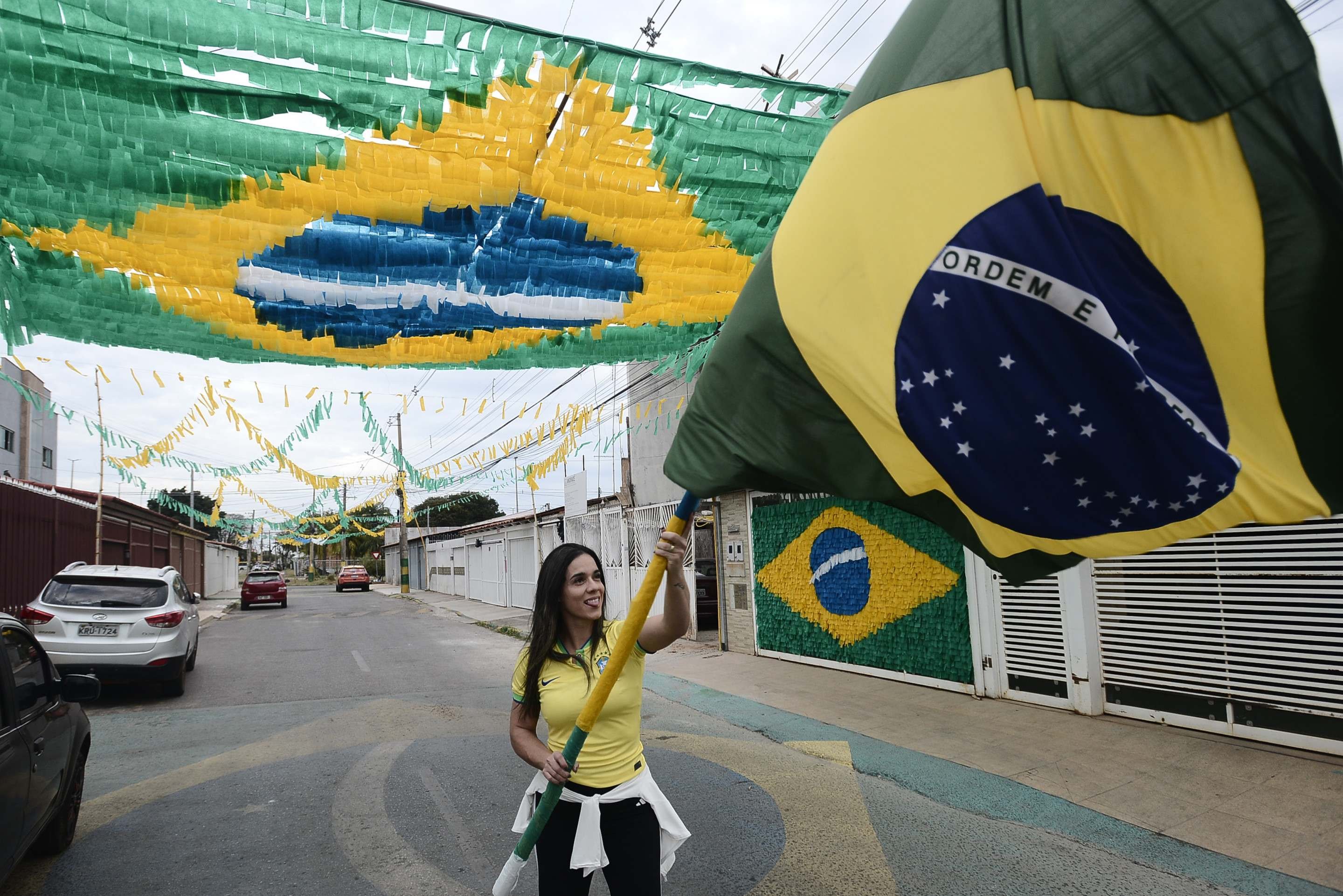  10.06.2026 Minervino Junior  CB/DA Press. Decora&ccedil;&atilde;o na rua para a copa 2026 no gama Adriely Rodrigues e Herbert Mattos