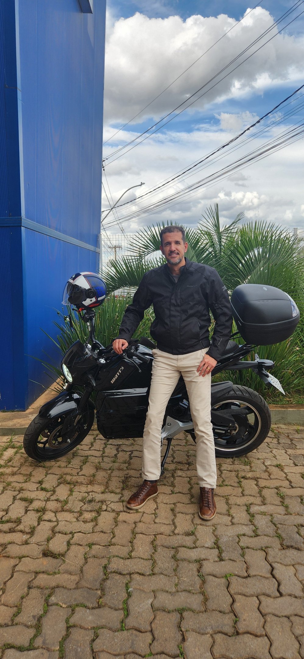 Adalberto trocou seu ve&iacute;culo a combust&atilde;o para economizar ainda mais