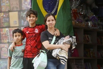 Gleici Kelly Nascimento com os filhos, Davi e Matheus, na Estrutural -  (crédito:  Ed Alves CB/DA Press)