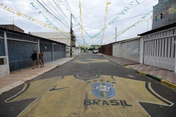 10.06.2026 Minervino Junior CB/DA Press. Decoração na rua para a copa 2026 no gama Adriely Rodrigues e Herbert Mattos - (crédito: Minervino Junior CB/DA Press) 10.06.2026 Minervino Junior CB/DA Press. Decoração na rua para a copa 2026 no gama Adriely Rodrigues e Herbert Mattos - (crédito: Minervino Junior CB/DA Press)