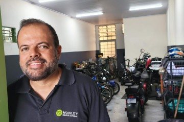 Na oficina de Rodrigo, os clientes conseguem as peças que precisam para as motos - (crédito: Luiz Fellipe Alves/CB/DA Press) Na oficina de Rodrigo, os clientes conseguem as peças que precisam para as motos - (crédito: Luiz Fellipe Alves/CB/DA Press)
