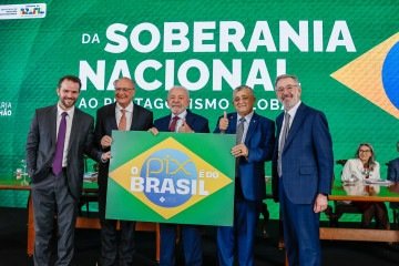 Ao lado de Alckmin e de ministros, Lula segura uma placa em defesa do sistema de pagamentos instantâneo em evento no Planalto - (crédito: Ricardo Stuckert / PR) Ao lado de Alckmin e de ministros, Lula segura uma placa em defesa do sistema de pagamentos instantâneo em evento no Planalto - (crédito: Ricardo Stuckert / PR)