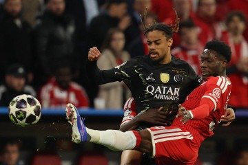 Alphonso Davies(de vermelho) joga no poderoso Bayern de Munique, da Alemanha -  (crédito: ODD ANDERSEN / AFP)