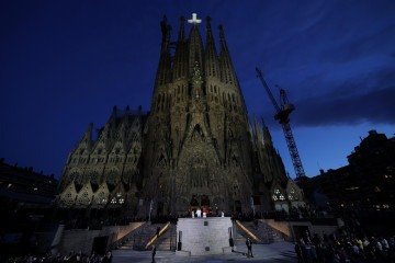 Papa Leão XIV (abaixo) abençoa a Torre de Jesus Cristo da Sagrada Família durante sua inauguração -  (crédito: Lluis Gene/AFP)