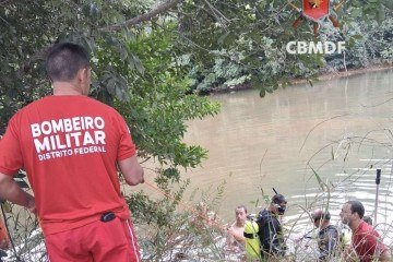 Vítima foi localizada pelos bombeiros após 37 minutos de buscas - (crédito: Divulgação CBMDF) Vítima foi localizada pelos bombeiros após 37 minutos de buscas - (crédito: Divulgação CBMDF)