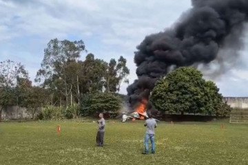 A queda aconteceu perto de um campo de futebol, nas proximidades do aeroporto da cidade, de onde havia decolado -  (crédito: Reprodução/Redes sociais)