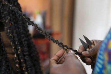 Curso de trancista profissional terá turmas nos períodos matutino e vespertino, com 35 vagas cada -  (crédito: Divulgação/Sedes-DF)