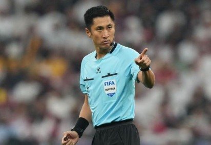 Um meme criado por um usuário do Weibo, rede social chinesa, põe fotos de várias seleções nacionais de futebol lado a lado a imagens do árbitro Ma Ning -  (crédito: Weibo) -Um meme criado por um usuário do Weibo, rede social chinesa, põe fotos de várias seleções nacionais de futebol lado a lado a imagens do árbitro Ma Ning -  (crédito: Weibo)