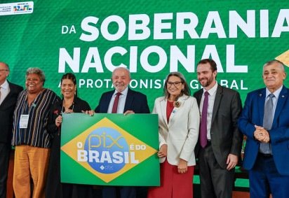 Durante o evento, o líder petista apareceu ao lado de ministros segurando uma placa com a inscrição 