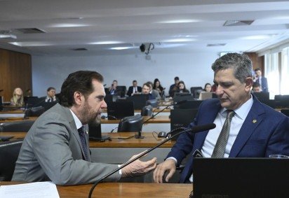 O relator Plínio Valério (PSDB-AM) em conversa com Rogério Carvalho (PT-SE) durante votação da PEC 65/2023, que dispõe sobre o regime jurídico aplicável ao BC -  (crédito: Geraldo Magela/Agência Senado) -O relator Plínio Valério (PSDB-AM) em conversa com Rogério Carvalho (PT-SE) durante votação da PEC 65/2023, que dispõe sobre o regime jurídico aplicável ao BC -  (crédito: Geraldo Magela/Agência Senado)