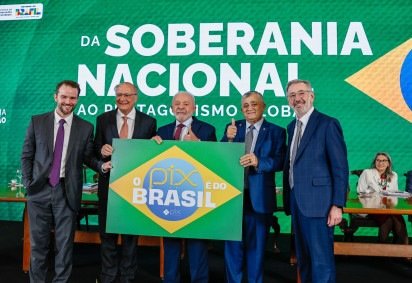 Antes do discurso, Lula apareceu ao lado de Alckmin e de ministros segurando uma placa em defesa do sistema de pagamentos -  (crédito: Ricardo Stuckert / PR) -Antes do discurso, Lula apareceu ao lado de Alckmin e de ministros segurando uma placa em defesa do sistema de pagamentos -  (crédito: Ricardo Stuckert / PR)