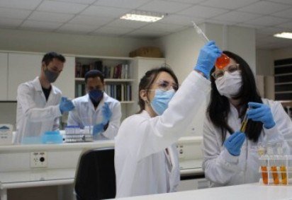 A nova abordagem, que utiliza o uso de nanotecnologia de cristais líquidos, promete silenciar genes associados a inflamações crônicas e despigmentação, com potencial para novos tratamentos para psoríase e vitiligo

  -  (crédito: NanoGeneSkin/divulgação) -A nova abordagem, que utiliza o uso de nanotecnologia de cristais líquidos, promete silenciar genes associados a inflamações crônicas e despigmentação, com potencial para novos tratamentos para psoríase e vitiligo

  -  (crédito: NanoGeneSkin/divulgação)