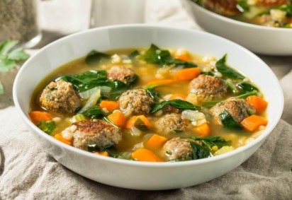 Sopa rica em proteínas com almôndegas e espinafre (Imagem: Brent Hofacker | Shutterstock) -  (crédito: EdiCase) -Sopa rica em proteínas com almôndegas e espinafre (Imagem: Brent Hofacker | Shutterstock) -  (crédito: EdiCase)