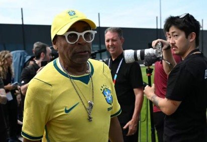 Spike Lee aparece de surpresa no treino da Seleção e aponta jogador preferido -  (crédito: Mauro Pimentel/AFP)