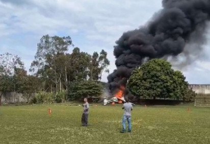 A queda aconteceu perto de um campo de futebol, nas proximidades do aeroporto da cidade, de onde havia decolado -  (crédito: Reprodução/Redes sociais) -A queda aconteceu perto de um campo de futebol, nas proximidades do aeroporto da cidade, de onde havia decolado -  (crédito: Reprodução/Redes sociais)