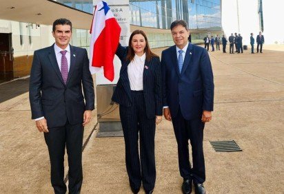 Governadora do Pará, Hana Ghassan, entre o ex-governador do Pará, Helder Barbalho, e o deputado estadual Chicão -  (crédito: Divulgação / Alepa) -Governadora do Pará, Hana Ghassan, entre o ex-governador do Pará, Helder Barbalho, e o deputado estadual Chicão -  (crédito: Divulgação / Alepa)