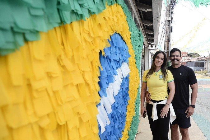 Adriely Rodrigues e Herbert Mattos: a bandeira permanece no muro o ano todo