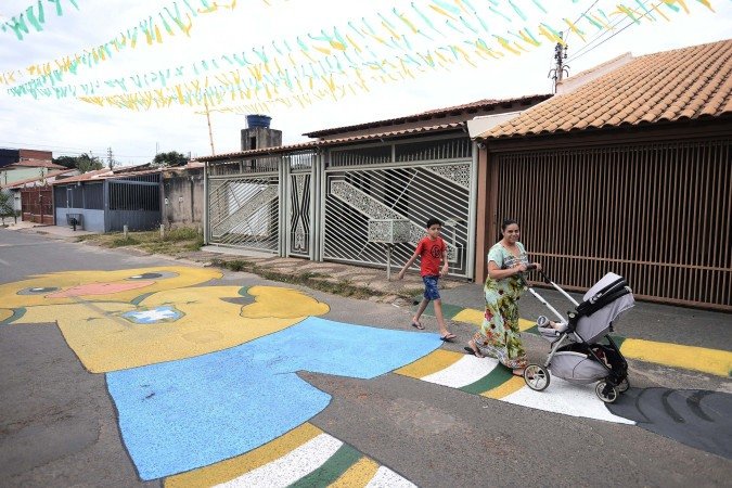 As pinturas nas ruas da Quadra 22 do Gama são feitas durante a madrugada 