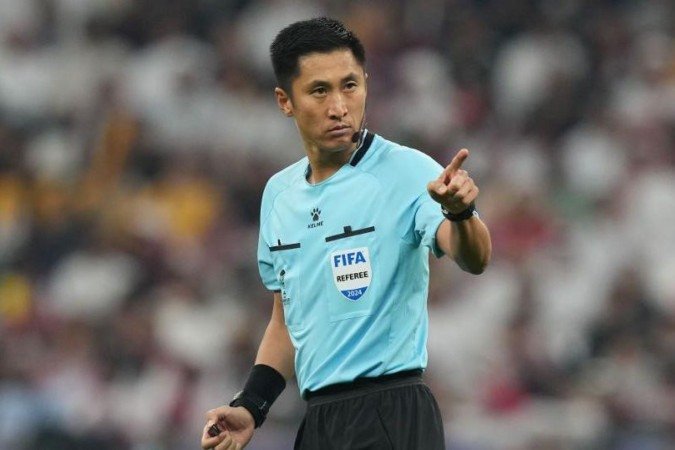 Um meme criado por um usuário do Weibo, rede social chinesa, põe fotos de várias seleções nacionais de futebol lado a lado a imagens do árbitro Ma Ning - (crédito: Weibo) Um meme criado por um usuário do Weibo, rede social chinesa, põe fotos de várias seleções nacionais de futebol lado a lado a imagens do árbitro Ma Ning - (crédito: Weibo)